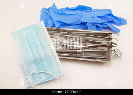 Gruppo di strumenti dentali e dispositivi di protezione isolati su fondo bianco. Stile di vita sano. Foto Stock