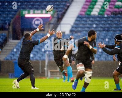 Edimburgo, Regno Unito. 4 dicembre 2020. Finale di rugby della Coppa delle nazioni d’autunno: Nemani Nadolo delle Fiji passa la palla durante la corsa della squadra di rugby delle Fiji allo stadio BT Murrayfield, Edimburgo, Scozia, Regno Unito. 4 Dicembre 2020. Credit: Ian Rutherford/Alamy Live News. Foto Stock