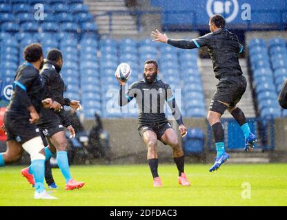 Edimburgo, Regno Unito. 4 dicembre 2020. Finale di rugby della Coppa delle nazioni d'autunno: Capitano delle Fiji semi Radradra, (con palla) durante la corsa della squadra di rugby delle Fiji al BT Murrayfield Stadium, Edimburgo, Scozia, Regno Unito. 4 Dicembre 2020. Credit: Ian Rutherford/Alamy Live News. Foto Stock