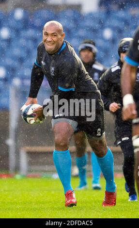 Edimburgo, Regno Unito. 4 dicembre 2020. Finale di rugby della Coppa delle nazioni d’autunno: Nemani Nadolo delle Fiji passa la palla durante la corsa della squadra di rugby delle Fiji allo stadio BT Murrayfield, Edimburgo, Scozia, Regno Unito. 4 Dicembre 2020. Credit: Ian Rutherford/Alamy Live News. Foto Stock