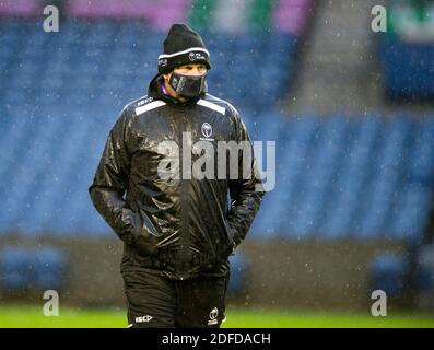 Edimburgo, Regno Unito. 4 dicembre 2020. Finale di rugby della Coppa delle nazioni d'autunno: Il coach delle Fiji Vern Cotter guarda sopra durante la corsa della squadra di rugby delle Fiji al BT Murrayfield Stadium, Edinburgo, Scozia, Regno Unito. 4 Dicembre 2020. Credit: Ian Rutherford/Alamy Live News. Foto Stock