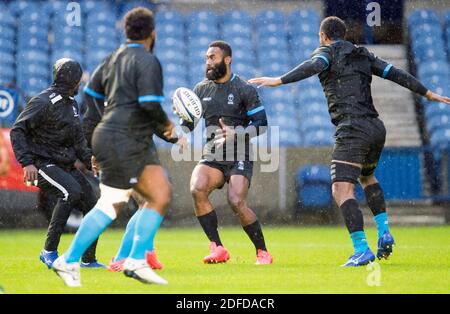 Edimburgo, Regno Unito. 4 dicembre 2020. Finale di rugby della Coppa delle nazioni d'autunno: Capitano delle Fiji semi Radradra, (con palla) durante la corsa della squadra di rugby delle Fiji al BT Murrayfield Stadium, Edimburgo, Scozia, Regno Unito. 4 Dicembre 2020. Credit: Ian Rutherford/Alamy Live News. Foto Stock