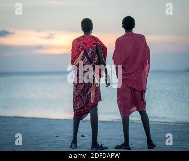 Uomini tribù africane sulla spiaggia Foto Stock