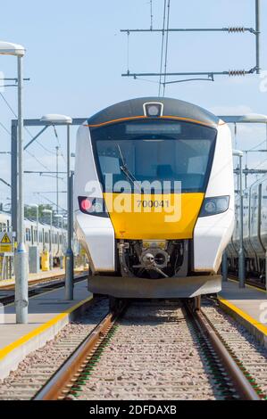 Di fronte a un treno Desiro City di classe 700 nella livrea Thameslink in un deposito ferroviario nel Regno Unito. Foto Stock