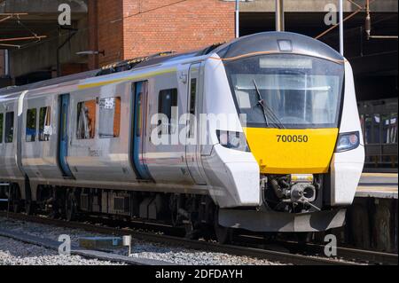 Classe 700 Desiro City treno a Thameslink livrea in una stazione ferroviaria nel Regno Unito. Foto Stock