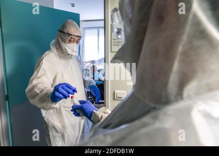 TEST COVID-19 ESEGUITO DAI VIGILI DEL FUOCO DEL CENTRO DI EMERGENZA SDIS 77 PER I RESIDENTI E IL PERSONALE DELLA CASA EHPAD SENIOR CITIZEN'S HOME DI MALNOUE, EMERAINVILLE (77), SEINE ET MARNE, FRANCIA, EUROPA Foto Stock