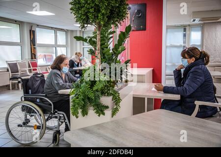 FAMIGLIE CHE VISITANO I LORO GENITORI IN UNA CASA DI RIPOSO IN CONFORMITÀ CON LE NORME SULLA DISTANZA SOCIALE DURANTE LA PANDEMIA COVID-19, EHPAD DI MALNOUE, EMERAINVILLE (77), SEINE ET MARNE, FRANCIA, EUROPA Foto Stock