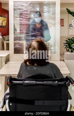 FAMIGLIE CHE VISITANO I LORO GENITORI IN UNA CASA DI RIPOSO IN CONFORMITÀ CON LE NORME SULLA DISTANZA SOCIALE DURANTE LA PANDEMIA COVID-19, EHPAD DI MALNOUE, EMERAINVILLE (77), SEINE ET MARNE, FRANCIA, EUROPA Foto Stock