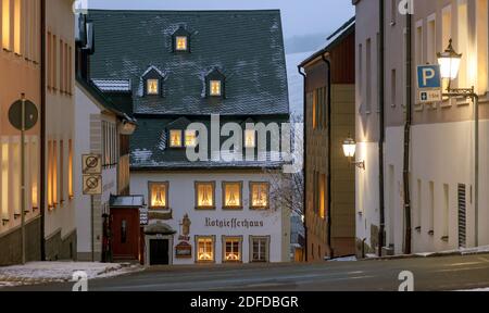 Oberwiesenthal, Germania. 02 dicembre 2020. L'edificio del Rotgießerhaus inn è illuminato in modo Christmassy. In nessun altro stato federale la pandemia della corona si sta diffondendo con la stessa rapidità della Sassonia. Pertanto, sono ora in vigore misure più severe, comprese le restrizioni all'uscita. Tutti i mercatini di Natale e le parate di montagna sono cancellati. Credit: Jan Woitas/dpa-Zentralbild/ZB/dpa/Alamy Live News Foto Stock