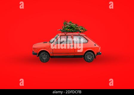 Auto retrò rossa. Albero di Natale sul tetto della macchina. Consegna di merci, viaggi di Capodanno e tour. Sfondo di Natale. Foto Stock