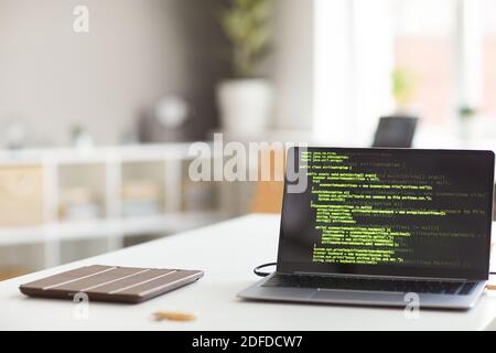 Immagine del computer portatile sul tavolo con il software attivato lo schermo in ufficio Foto Stock