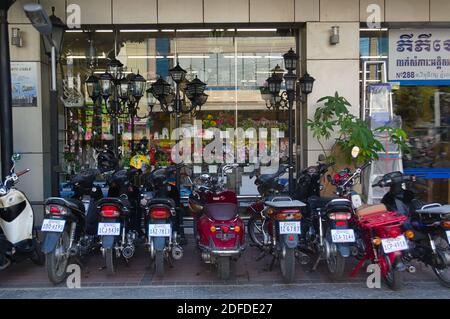 Phnom Penh, Cambogia - Marzo, 2015: Gruppo di motociclette sul parcheggio vicino al negozio sulla strada. Foto Stock