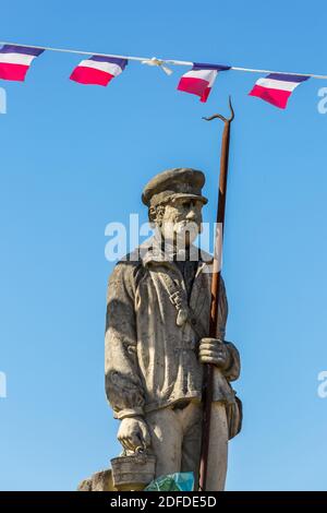 STATUA ERETTO IN ONORE DEI CARRI DI TRONCHI, CLAMECY, NIEVRE, BORGOGNA, FRANCIA Foto Stock