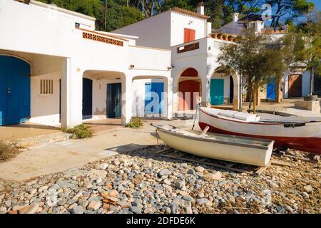 Ammira le case dei pescatori di Cala S'Alger con le barche ancorate alla spiaggia. Palamos, Costa Brava, Catalogna, Spagna Foto Stock