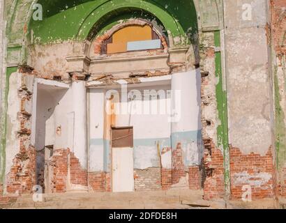 Mura dilatate di un vecchio tempio abbandonato, distrutto nel tempo Foto Stock