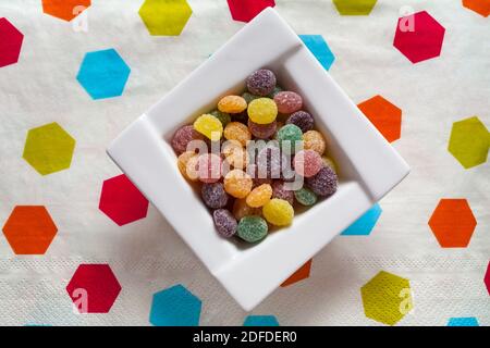 Rowntrees Jelly Tots dolci in ciotola su tovagliolo serviette colorato Foto Stock