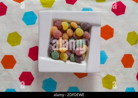 Rowntrees Jelly Tots dolci in ciotola su tovagliolo serviette colorato Foto Stock