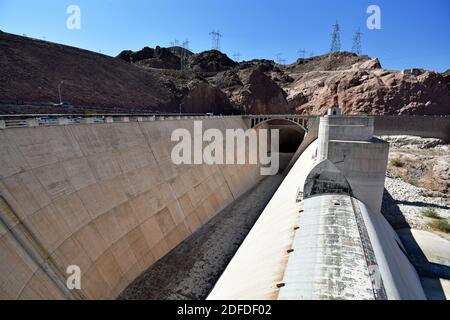 La grande strada bianca in cemento dell'Arizona si snoda presso la diga di Hoover lungo il fiume Colorado in Arizona e Nevada, Stati Uniti Foto Stock