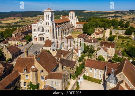 IL VILLAGGIO E COLLINA ETERNA DI VEZELAY, BASILICA DI SANTA MARIA MADDALENA, VEZELAY, YONNE, BORGOGNA, FRANCIA Foto Stock