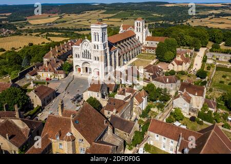 IL VILLAGGIO E COLLINA ETERNA DI VEZELAY, BASILICA DI SANTA MARIA MADDALENA, VEZELAY, YONNE, BORGOGNA, FRANCIA Foto Stock