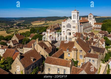 IL VILLAGGIO E COLLINA ETERNA DI VEZELAY, BASILICA DI SANTA MARIA MADDALENA, VEZELAY, YONNE, BORGOGNA, FRANCIA Foto Stock