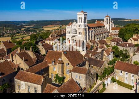 IL VILLAGGIO E COLLINA ETERNA DI VEZELAY, BASILICA DI SANTA MARIA MADDALENA, VEZELAY, YONNE, BORGOGNA, FRANCIA Foto Stock