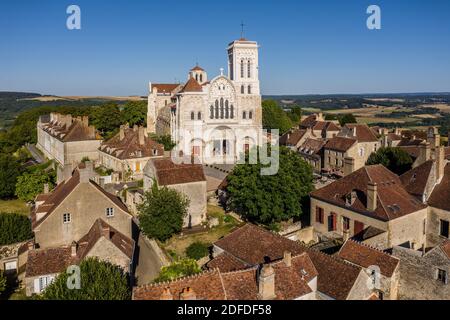 IL VILLAGGIO E COLLINA ETERNA DI VEZELAY, BASILICA DI SANTA MARIA MADDALENA, VEZELAY, YONNE, BORGOGNA, FRANCIA Foto Stock