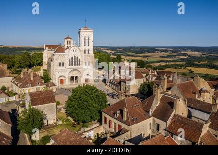 IL VILLAGGIO E COLLINA ETERNA DI VEZELAY, BASILICA DI SANTA MARIA MADDALENA, VEZELAY, YONNE, BORGOGNA, FRANCIA Foto Stock