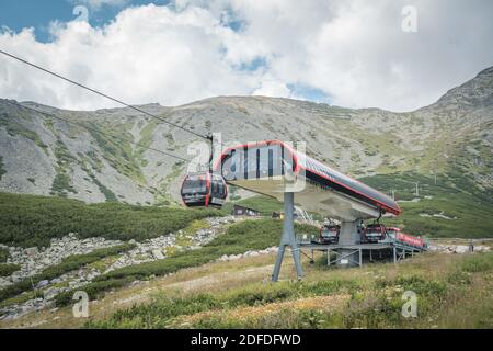 TATRANSKA LOMNICA, SLOVACCHIA, 2020 AGOSTO - una stazione di funivia sul lago di montagna Skalnate Pleso in High Tatra Foto Stock