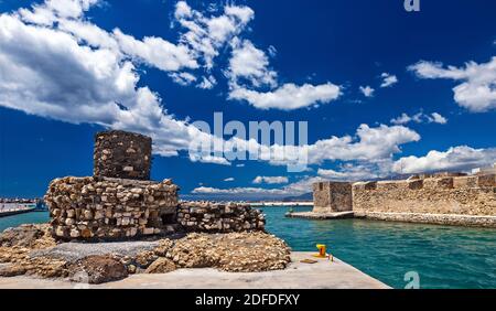 L'ingresso del vecchio porto della città di Ierapetra (isola di Creta, Grecia), con un vecchio faro, a sinistra e il castello di Kales a destra. Foto Stock