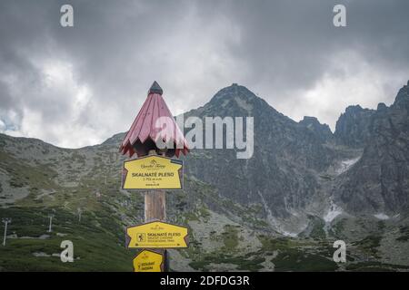 TATRANSKA LOMNICA, SLOVACCHIA, 2020 AGOSTO - Skalnate pleso segno su palo di legno con tetto in Slovacchia. Si tratta di un lago situato nelle montagne degli alti Tatra Foto Stock