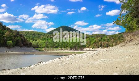 Cypress Lago Sukko nel sud della Russia. Viaggi e turismo. Bellissimo paesaggio. Siccità nel serbatoio. Foto Stock