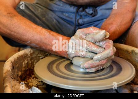 In un laboratorio di ceramica nel villaggio di Manolates, isola di Samos, Mar Egeo, Grecia. Foto Stock