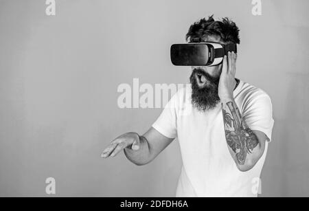 DJ in occhiali VR creando nuove tracce. Uomo con barba hipster che gioca con il nuovo giocattolo tecnologico. L'uomo bearded prova mostra in computer simulata realtà. Uomo con barba e baffi eleganti che compongono la musica. Foto Stock