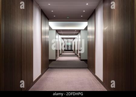 Immagine della vista del corridoio vuoto nell'hotel Foto Stock