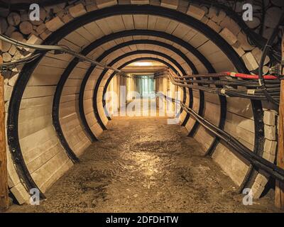 Immagine di corridoio di legno con porta nella miniera di sale grotte Foto Stock