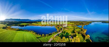 Veduta di Froschhausen vicino Murnau, tra Froschhauser See e Riegsee, Das Blaue Land, Foreland Alpina, alta Baviera, Baviera, Germania, Europa Foto Stock