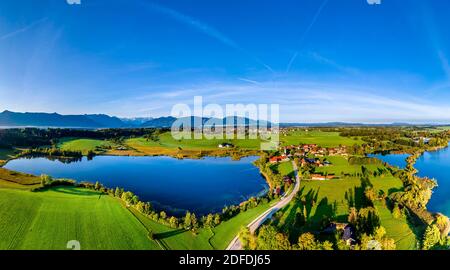 Veduta di Froschhausen vicino Murnau, tra Froschhauser See e Riegsee, Das Blaue Land, Foreland Alpina, alta Baviera, Baviera, Germania, Europa Foto Stock