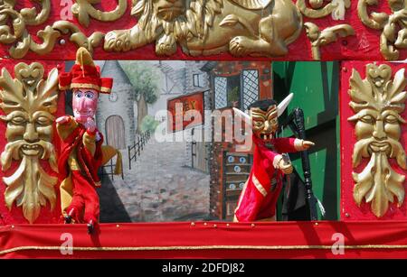 Tradizionale lato mare del molo sideshow, intrattenimento per bambini - un Punch e Judy spettacolo di marionette. Qui il trickster, signor Punch, incontra il diavolo. Foto Stock