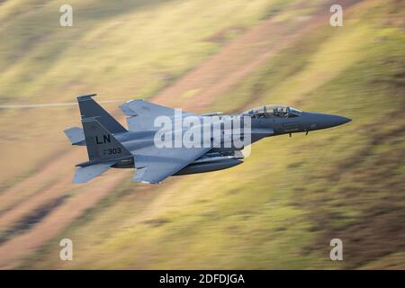 F15 della RAF Lakenheath volo basso in Galles Foto Stock