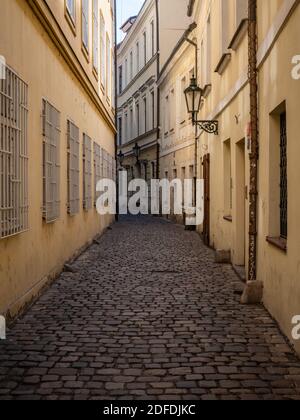 Strada acciottolata; città vecchia, Praga, Repubblica Ceca. Architettura tipica in una strada laterale nel quartiere della Città Vecchia della capitale ceca. Foto Stock