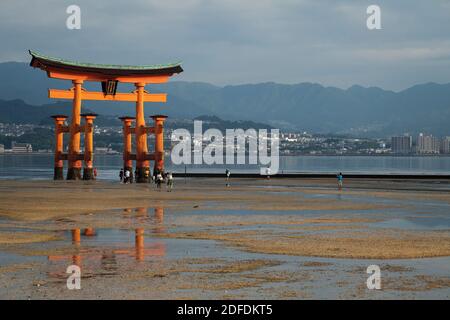 Vista orizzontale dei torii galleggianti di Itsukushima- jinja nella Baia di Hiroshima alla bassa marea, Miyajima, Isola di Itsukushima, Giappone Foto Stock