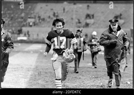 Il quarto di Cleveland Browns Brian Sipe si svolge fuori dal campo dopo una partita di fine stagione al Cleveland Stadium nel dicembre 1980. I Browns, conosciuti allora come i capretti di Karciac, hanno vinto la divisione nord di AFC quell'anno. Ernie Mastroianni foto. Foto Stock