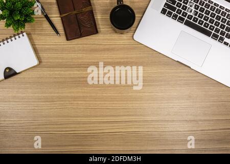 Vista dall'alto di laptop e notebook su scrivania in legno Foto Stock