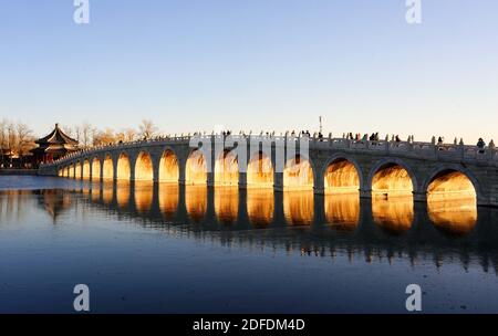 Pechino, Cina. 4 Dicembre 2020. Foto scattata il 4 dicembre 2020 mostra il tramonto che illumina gli archi del Ponte dell'Arco del 17 nel Palazzo d'Estate a Pechino, capitale della Cina. Credit: Chen Jianli/Xinhua/Alamy Live News Foto Stock