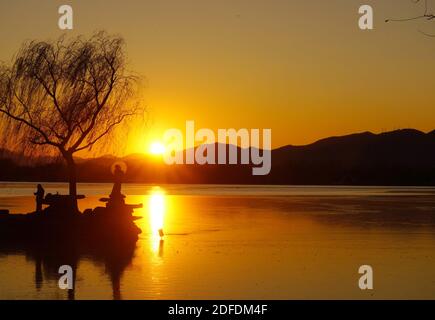 Pechino, Cina. 4 Dicembre 2020. Foto scattata il 4 dicembre 2020 mostra una vista del tramonto nel Palazzo d'Estate a Pechino, capitale della Cina. Credit: Chen Jianli/Xinhua/Alamy Live News Foto Stock