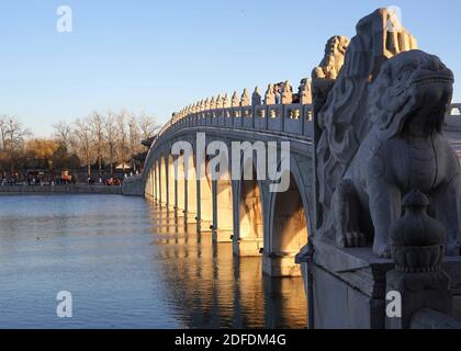 Pechino, Cina. 4 Dicembre 2020. Foto scattata il 4 dicembre 2020 mostra il tramonto che illumina gli archi del Ponte dell'Arco del 17 nel Palazzo d'Estate a Pechino, capitale della Cina. Credit: Chen Jianli/Xinhua/Alamy Live News Foto Stock