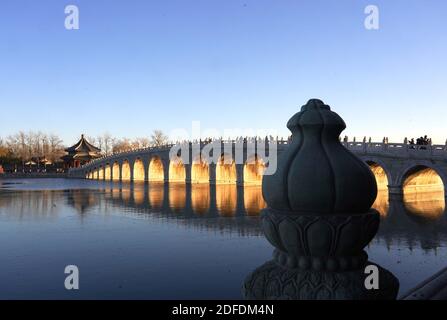 Pechino, Cina. 4 Dicembre 2020. Foto scattata il 4 dicembre 2020 mostra il tramonto che illumina gli archi del Ponte dell'Arco del 17 nel Palazzo d'Estate a Pechino, capitale della Cina. Credit: Chen Jianli/Xinhua/Alamy Live News Foto Stock