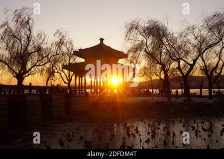 Pechino, Cina. 4 Dicembre 2020. Foto scattata il 4 dicembre 2020 mostra una vista del tramonto nel Palazzo d'Estate a Pechino, capitale della Cina. Credit: Chen Jianli/Xinhua/Alamy Live News Foto Stock