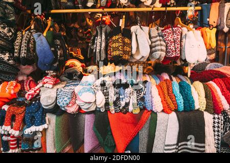 Tradizionale Natale mercato invernale Case commerciali con abiti caldi, abbigliamento e cappelli. Colorati tessuti tradizionali europei caldi - Mittens e. Foto Stock